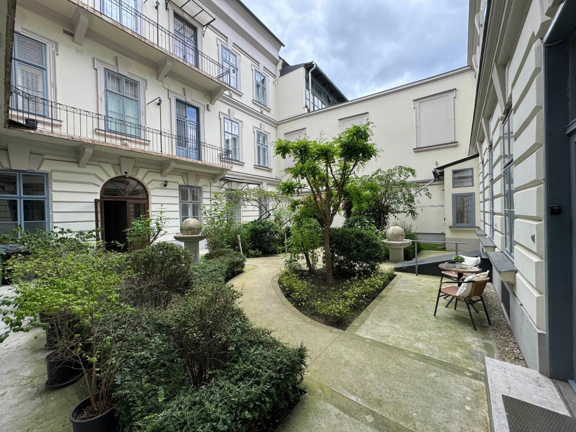 Hidden Gem With Terrace On The Andrassy Fashion Road Lejlighed Budapest Eksteriør billede