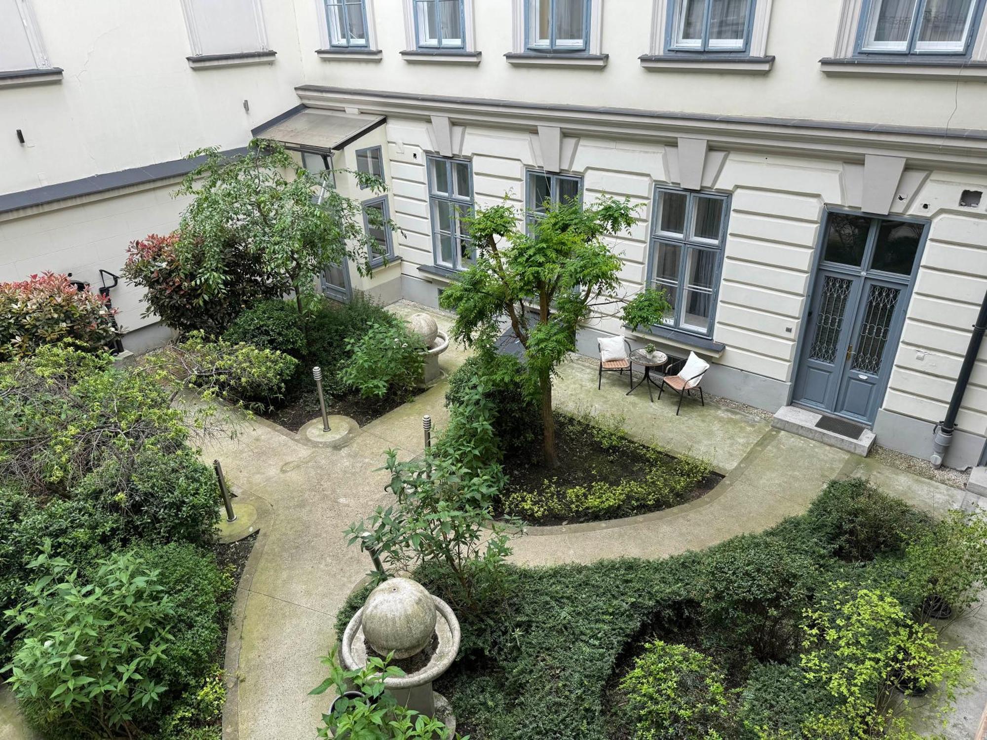 Hidden Gem With Terrace On The Andrassy Fashion Road Lejlighed Budapest Eksteriør billede